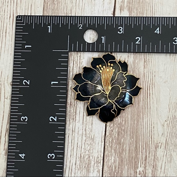 Vintage Unsigned Black Flower Enameled Brooch - Picture 5 of 12
